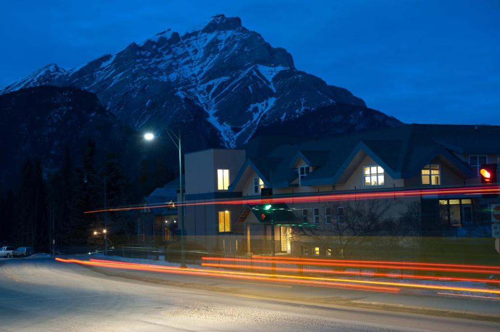 Ywca Banff Hotel Exterior photo